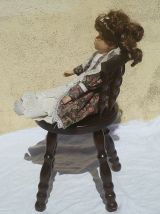 poupée  + chaise en  bois