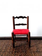 Trois chaises miniatures