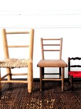 Trois chaises miniatures