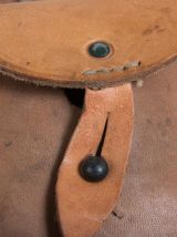 Robustes cartouchières militaires en cuir