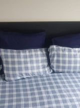 Tête de lit en bois avec éclairage intégré et étagères 