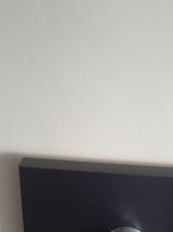 Tête de lit en bois avec éclairage intégré et étagères 