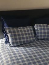 Tête de lit en bois avec éclairage intégré et étagères 
