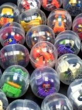 tres grand distributeur a bonbons et boules surprise  foncti