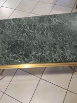 Table en marbre vert et laiton. 