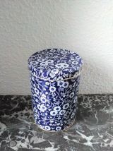 Boite en tôle bleue (décor floral)