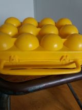 Boite valisette à œuf vintage en plastique jaune