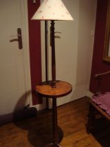Lampadaire Vintage en bois avec tablette et abat jour 