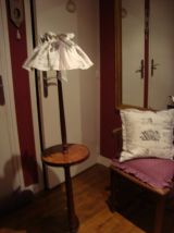 Lampadaire Vintage en bois avec tablette et abat jour 