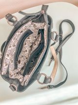 Sac à mains neuf en cuir de vachette, intérieur poches