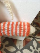 Lapin doudou en laine tricotée à  la main.