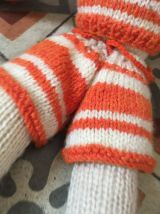 Lapin doudou en laine tricotée à  la main.