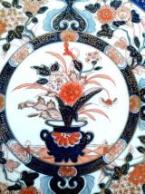 Assiette en porcelaine de  style Imari 
