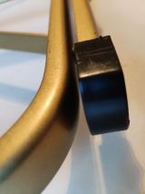 chaises pliantes en velours moutarde et métal doré