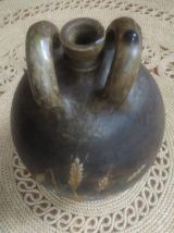 Ancienne cruche en terre cuite à deux anses (décor fleuri)