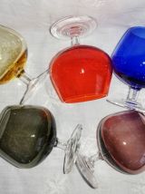 Série de verres à cognac colorés vintage