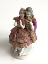 figurine porcelaine et tissu
