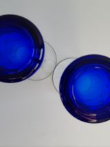 2 anciens petits vases en cristal bleus