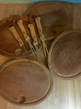 Ensemble de quatre planches et leurs fourchettes vintage
