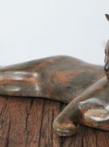 Chat allongé en bronze par Pierre Chenet