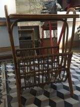 Porte revue en rotin vintage