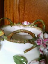 Cache pot en porcelaine blanche à décor de  fleurs roses 