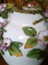 Cache pot en porcelaine blanche à décor de  fleurs roses 