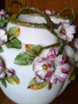 Cache pot en porcelaine blanche à décor de  fleurs roses 