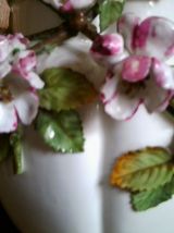 Cache pot en porcelaine blanche à décor de  fleurs roses 