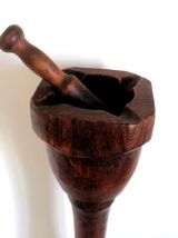 Grand mortier en bois sur pied 