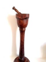 Grand mortier en bois sur pied 