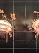 appliques murales fleurs dorées et violettes