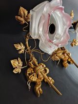 appliques murales fleurs dorées et violettes