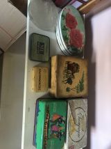 Lot de boîtes anciennes en métal publicitaires 