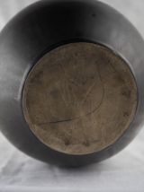 Vase boule noir mat et coulures ocres / lave - G. Méténier