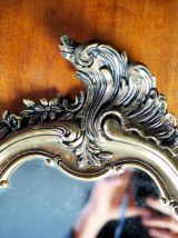 Grand miroir à coquille en résine dorée - style rocaille 
