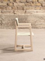 Chaise d'enfant vintage avec accoudoirs.
