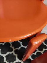 chaises orange en bois de Bruno Rey