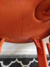 chaises orange en bois de Bruno Rey