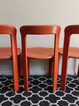 chaises orange en bois de Bruno Rey