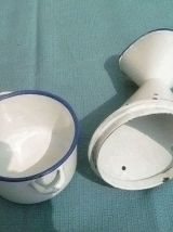 Inhalateur ancien émaillé VINTAGE blanc et bleu