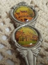 Cuillères souvenirs de divers endroits en Angleterre. -