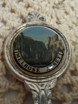 Cuillères souvenirs de divers endroits en Angleterre. -