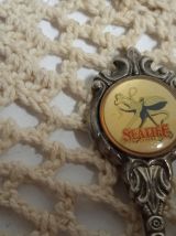 Cuillères souvenirs de divers endroits en Angleterre. -