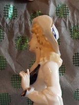 Statue porcelaine courtisane et son chien