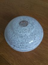 Globe abat-jour en verre soufflé moucheté blanc de Clichy
