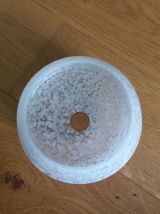 Globe abat-jour en verre soufflé moucheté blanc de Clichy