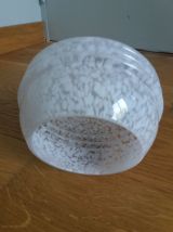 Globe abat-jour en verre soufflé moucheté blanc de Clichy
