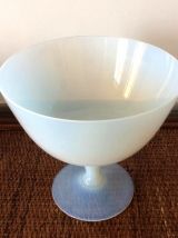 Coupe en opaline piédouche