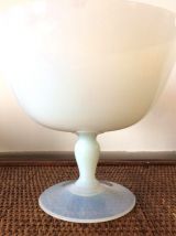 Coupe en opaline piédouche